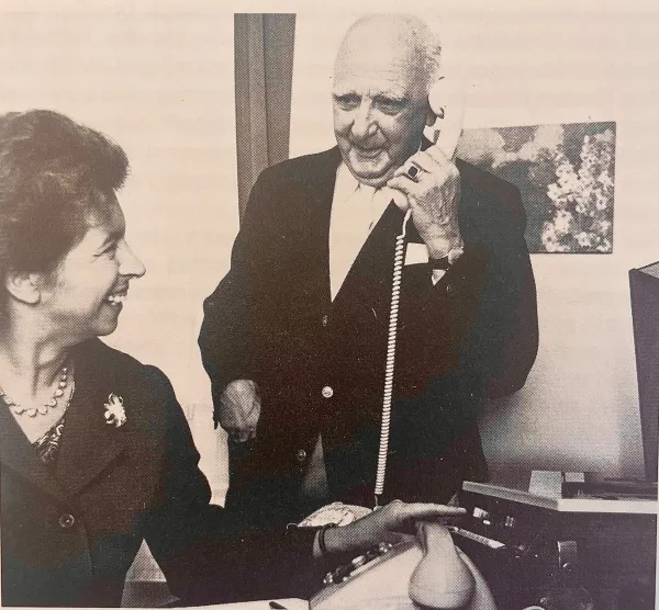 schwarz-weiß-Bild eines Telefonats